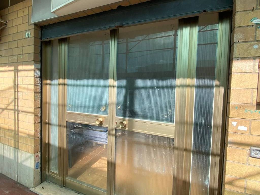 negozio in affitto a Fiumicino in zona Isola Sacra