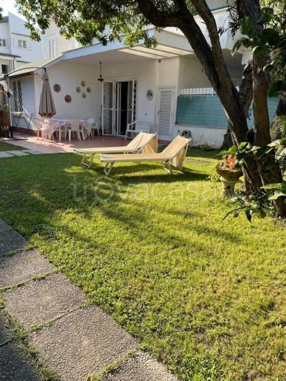 casa indipendente in affitto a Fiumicino in zona Fregene