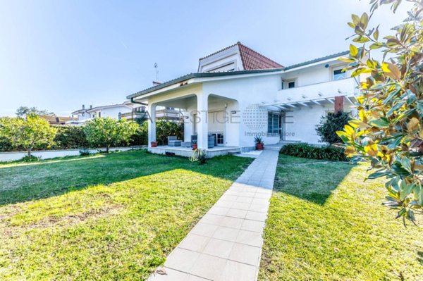 casa indipendente in affitto a Fiumicino in zona Fregene