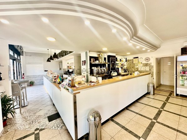 negozio in affitto a Fiumicino in zona Isola Sacra