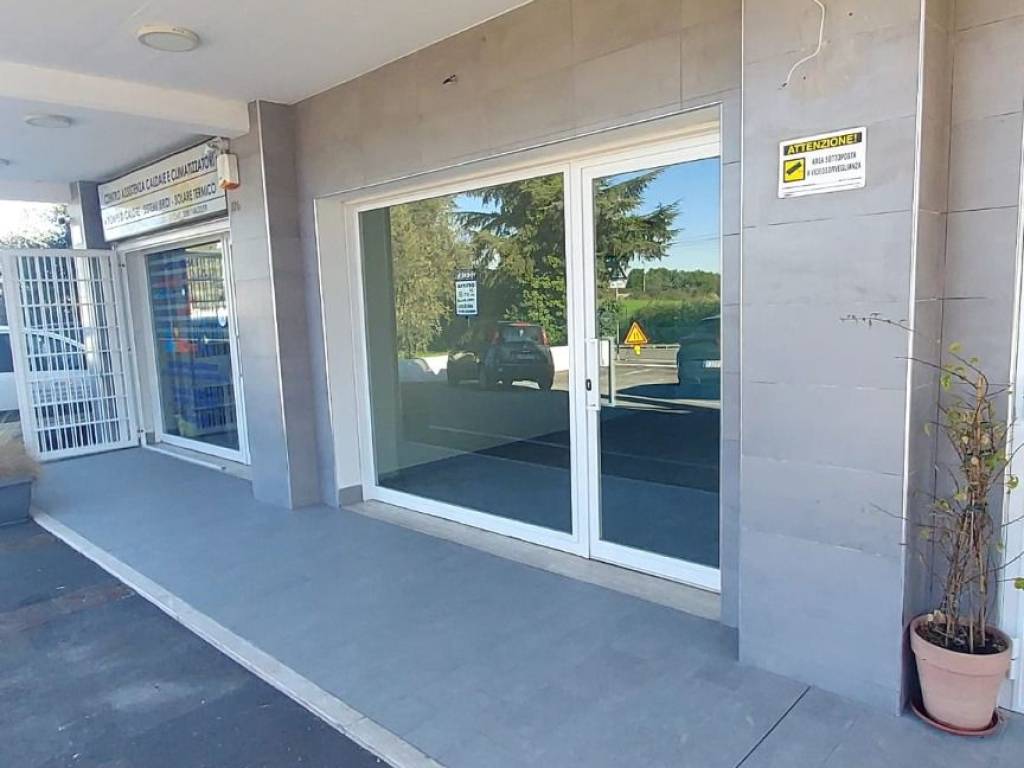 negozio in affitto a Fiumicino in zona Aranova