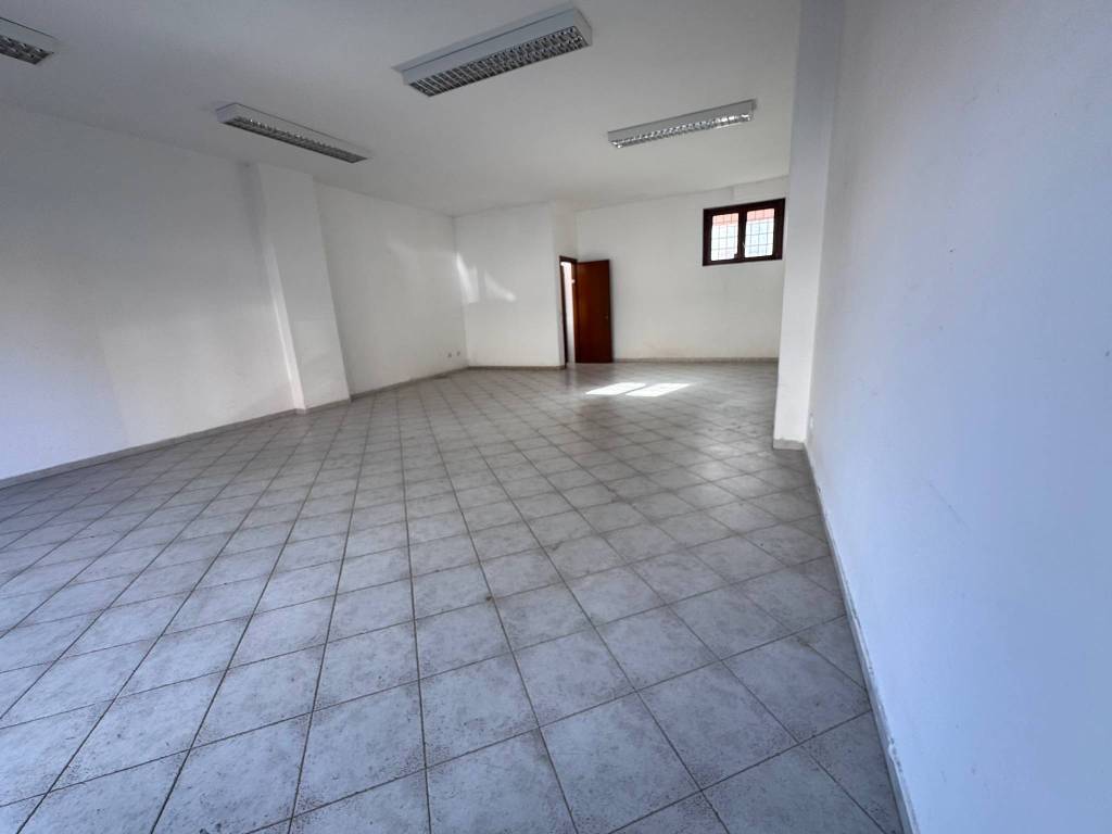 negozio in affitto a Fiumicino in zona Isola Sacra