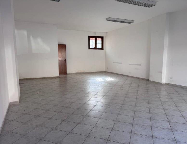 negozio in affitto a Fiumicino in zona Isola Sacra