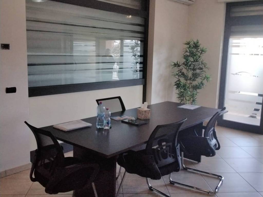 negozio in affitto a Fiumicino in zona Isola Sacra