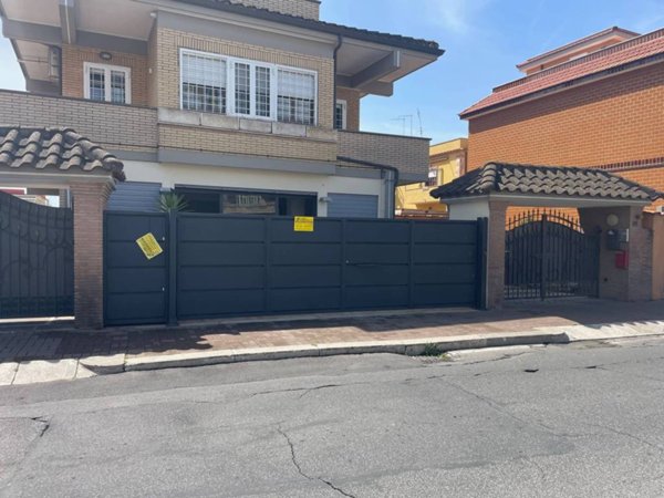 negozio in affitto a Fiumicino in zona Isola Sacra