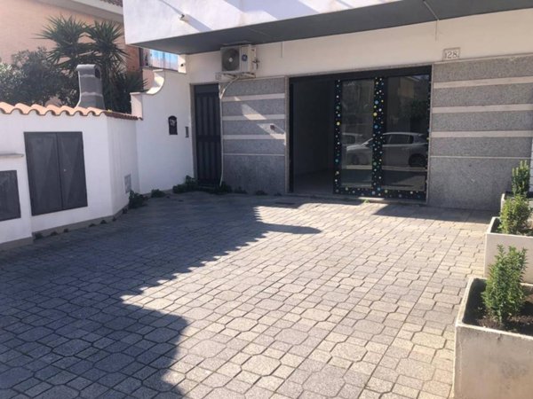 negozio in affitto a Fiumicino in zona Focene