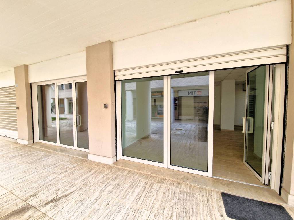 negozio in affitto a Fiumicino in zona Maccarese