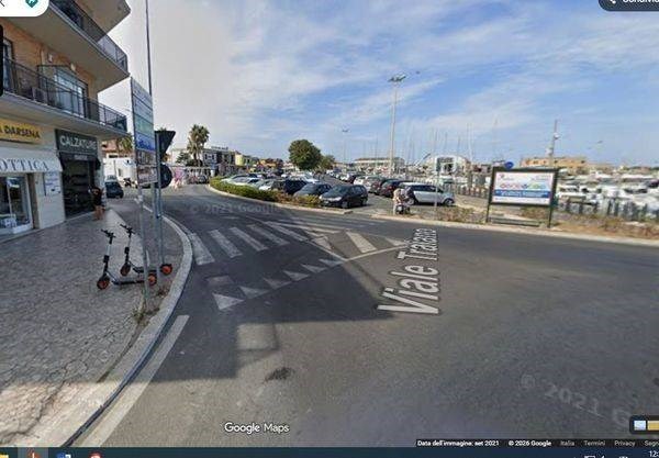 negozio in affitto a Fiumicino in zona Isola Sacra