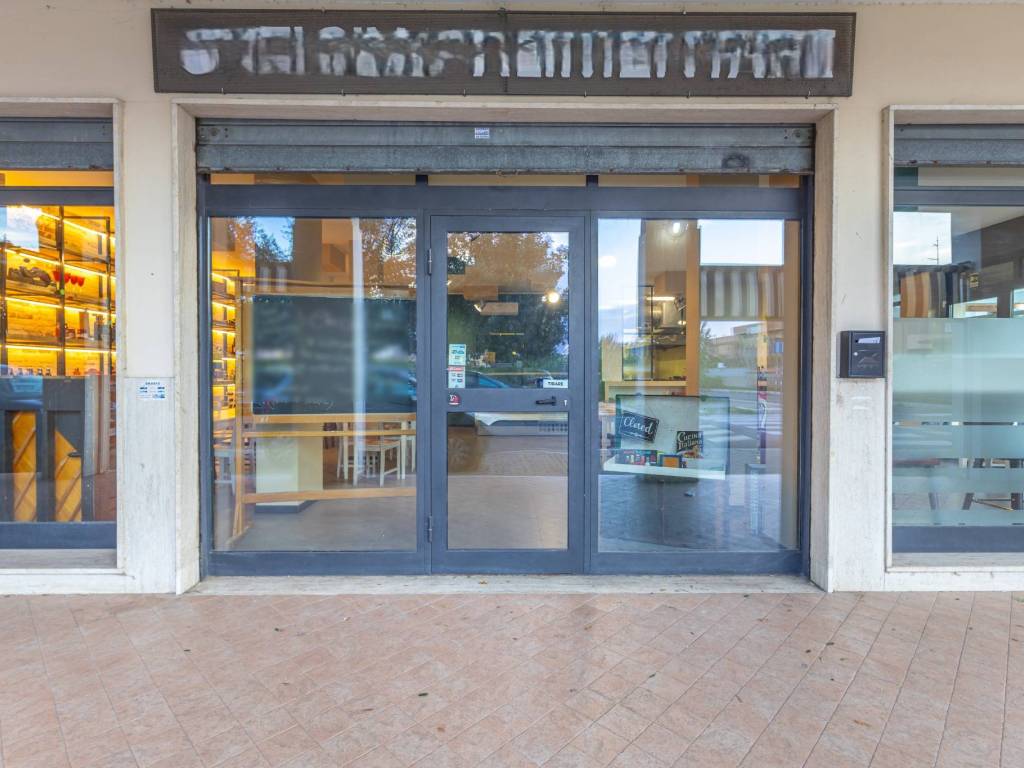 negozio in affitto a Fiumicino in zona Isola Sacra