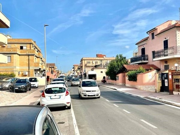 negozio in affitto a Fiumicino in zona Isola Sacra