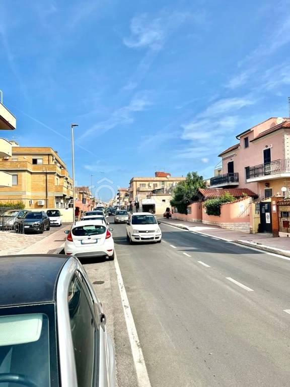 negozio in affitto a Fiumicino in zona Isola Sacra