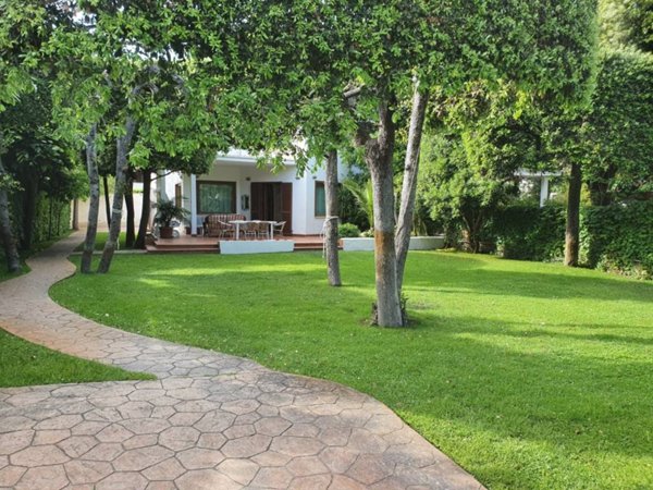 casa indipendente in affitto a Fiumicino in zona Fregene