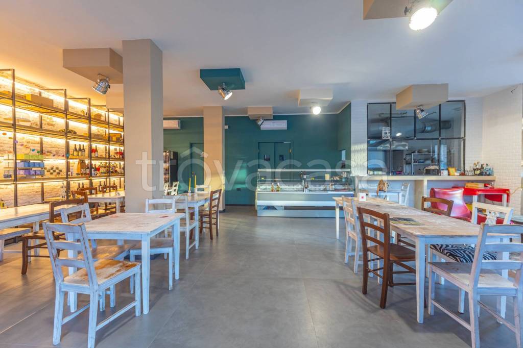 negozio in affitto a Fiumicino in zona Isola Sacra