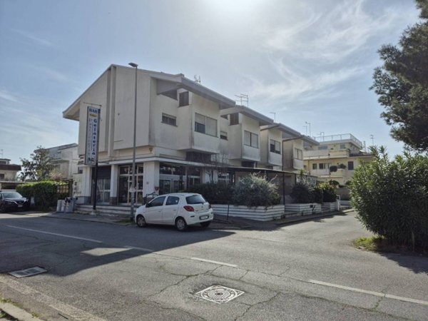 negozio in affitto a Fiumicino in zona Fregene