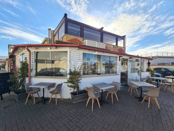 negozio in affitto a Fiumicino in zona Isola Sacra