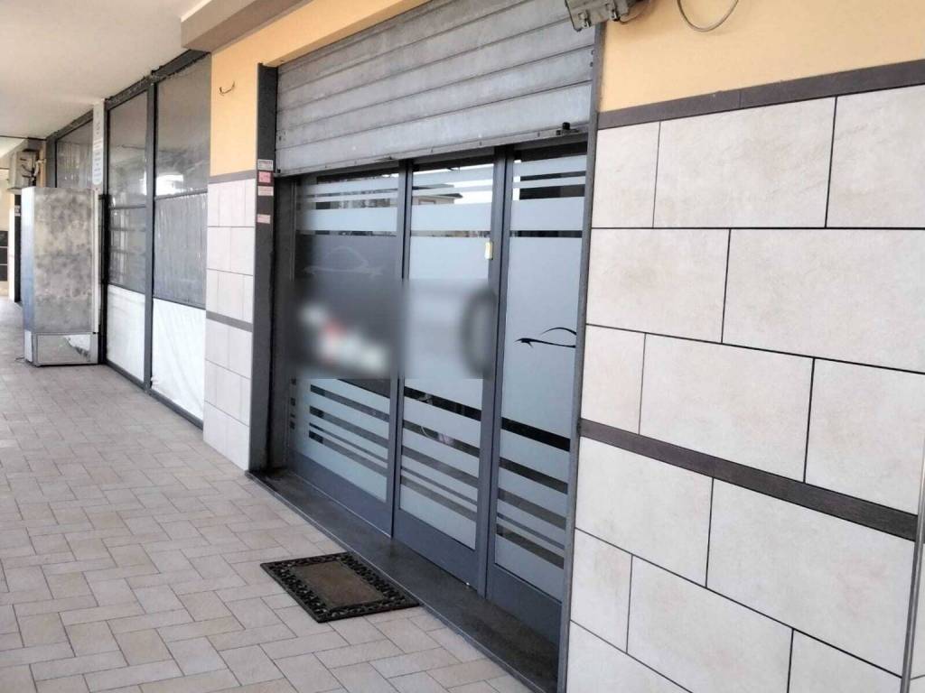 negozio in affitto a Fiumicino in zona Isola Sacra