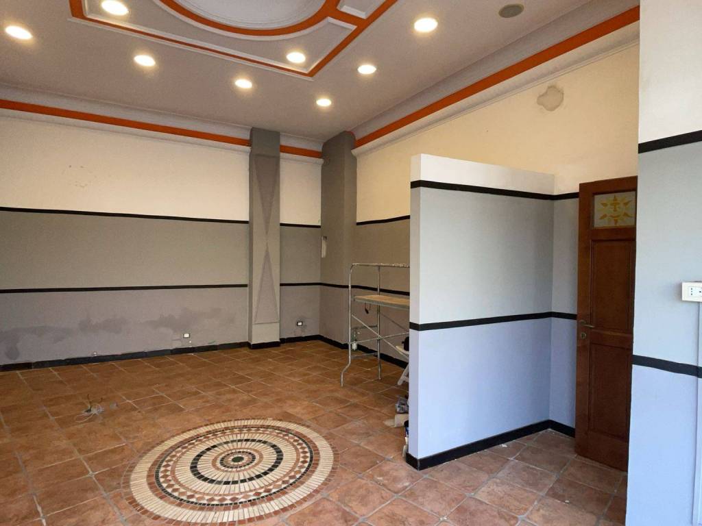 negozio in affitto a Fiumicino in zona Isola Sacra