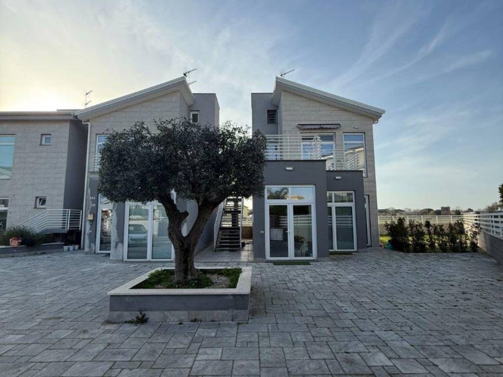 negozio in affitto a Fiumicino in zona Isola Sacra