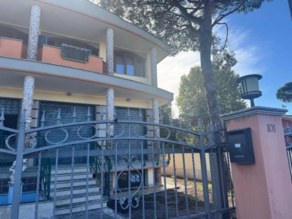 negozio in affitto a Fiumicino in zona Isola Sacra