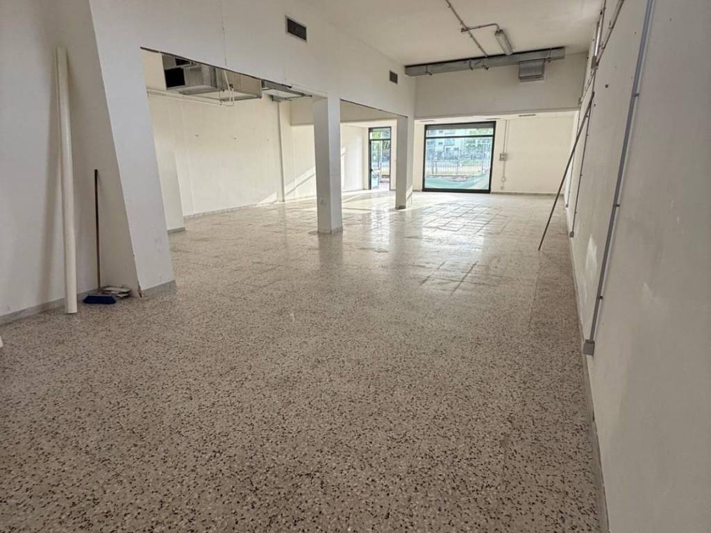 negozio in affitto a Fiumicino in zona Isola Sacra