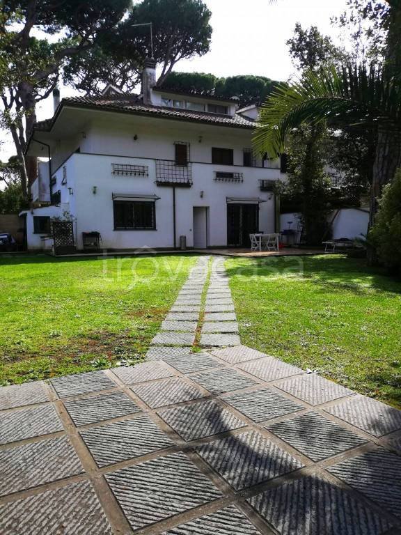 casa indipendente in affitto a Fiumicino in zona Fregene