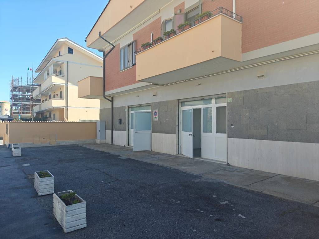 negozio in affitto a Fiumicino in zona Isola Sacra