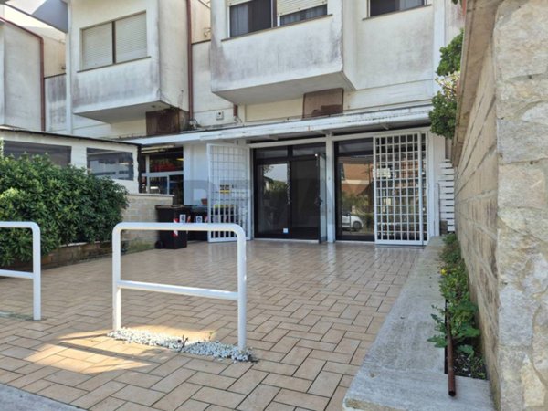 locale commerciale in affitto a Fiumicino in zona Fregene