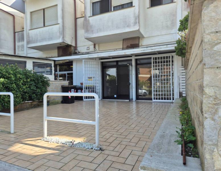 locale commerciale in affitto a Fiumicino in zona Fregene