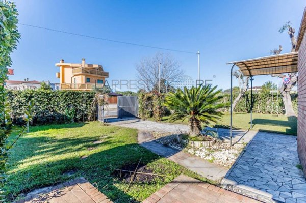 casa indipendente in affitto a Fiumicino in zona Fregene