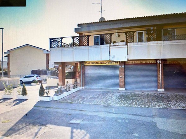 negozio in affitto a Fiumicino in zona Isola Sacra
