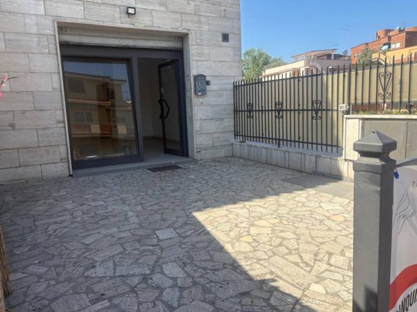 negozio in affitto a Fiumicino in zona Isola Sacra