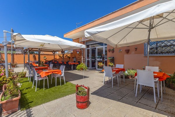 negozio in affitto a Fiumicino in zona Isola Sacra