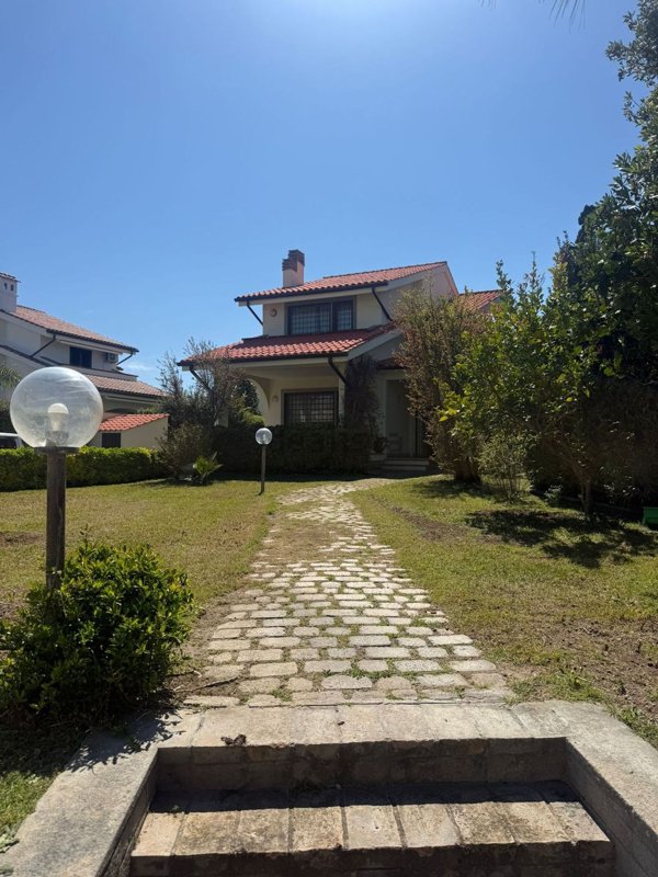 casa indipendente in affitto a Fiumicino in zona Fregene