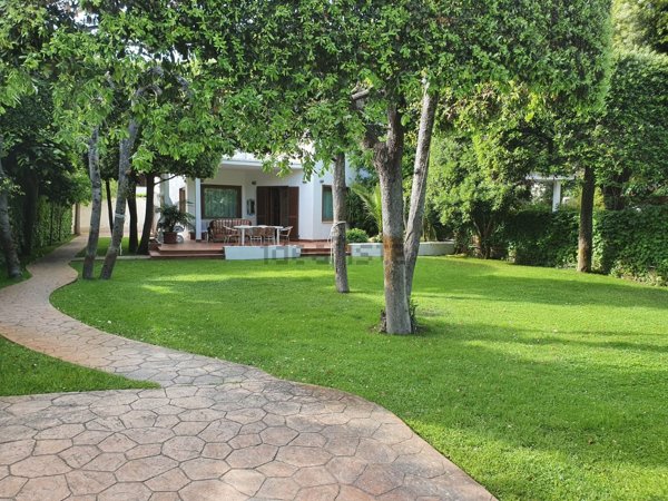 casa indipendente in affitto a Fiumicino in zona Fregene