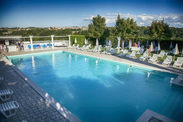 negozio in affitto a Fonte Nuova in zona Torre Lupara