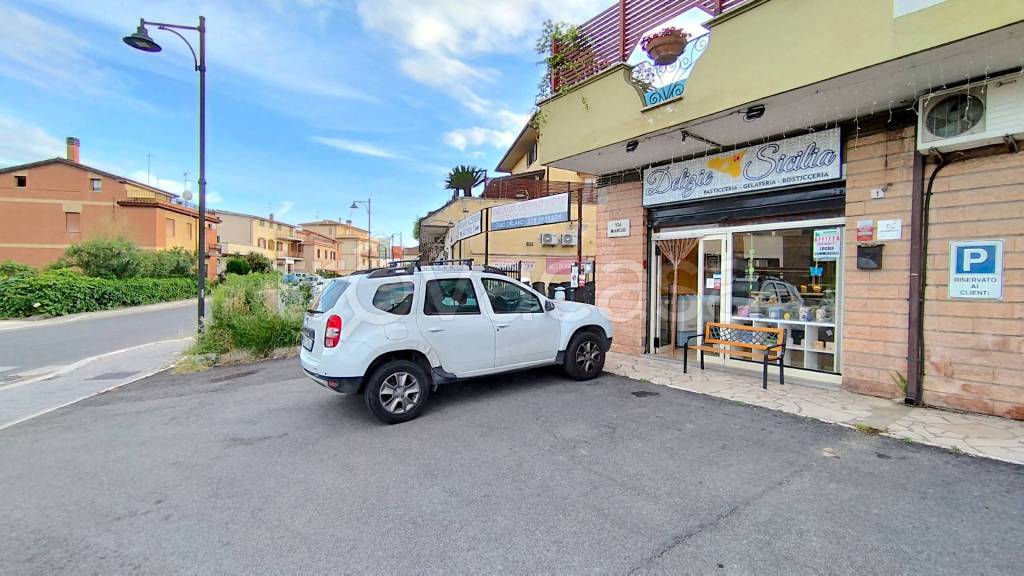 negozio in affitto a Fonte Nuova in zona Santa Lucia