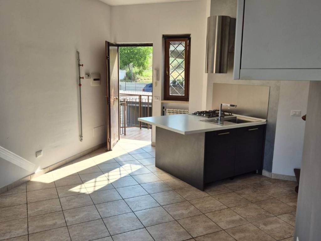 appartamento in affitto a Fonte Nuova in zona Santa Lucia