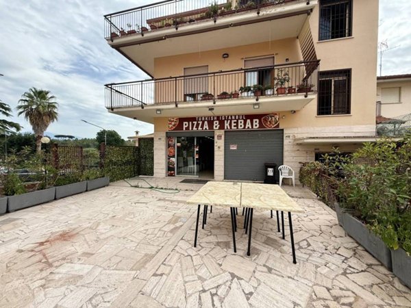 negozio in affitto a Fonte Nuova in zona Santa Lucia