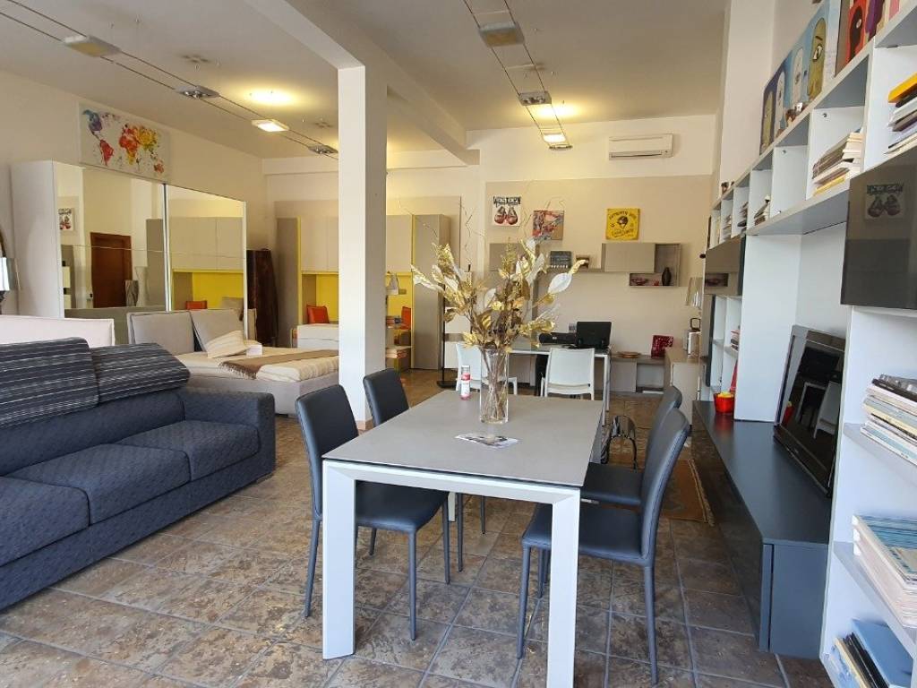 negozio in affitto a Fonte Nuova in zona Torre Lupara