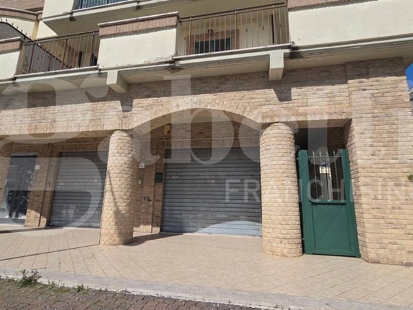 negozio in affitto a Fonte Nuova in zona Torre Lupara