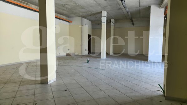 negozio in affitto a Fonte Nuova in zona Torre Lupara