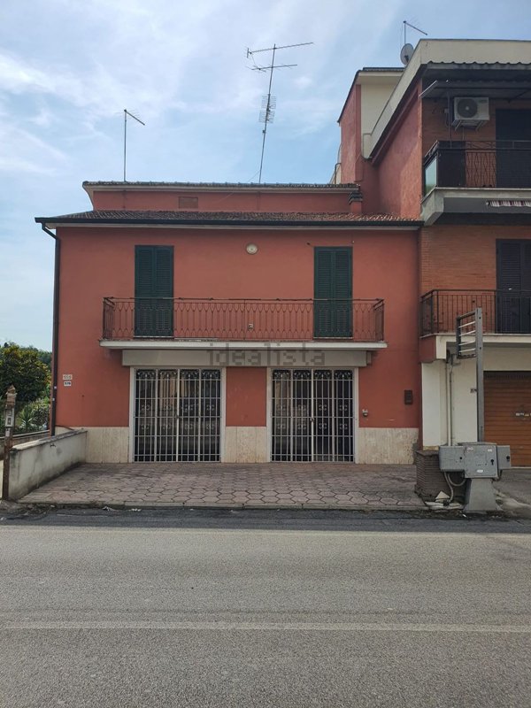 locale commerciale in affitto a Fonte Nuova in zona Santa Lucia