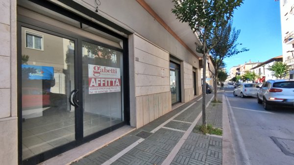 negozio in affitto ad Aprilia
