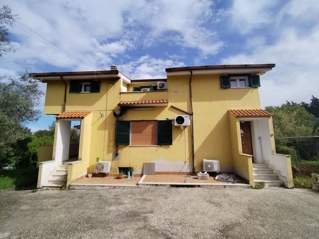 appartamento in affitto ad Aprilia in zona Fossignano