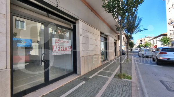 negozio in affitto ad Aprilia