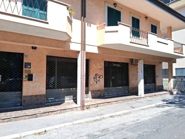 negozio in affitto ad Aprilia