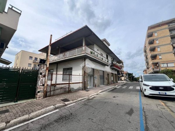 negozio in affitto ad Aprilia