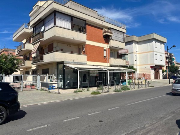 negozio in affitto ad Aprilia