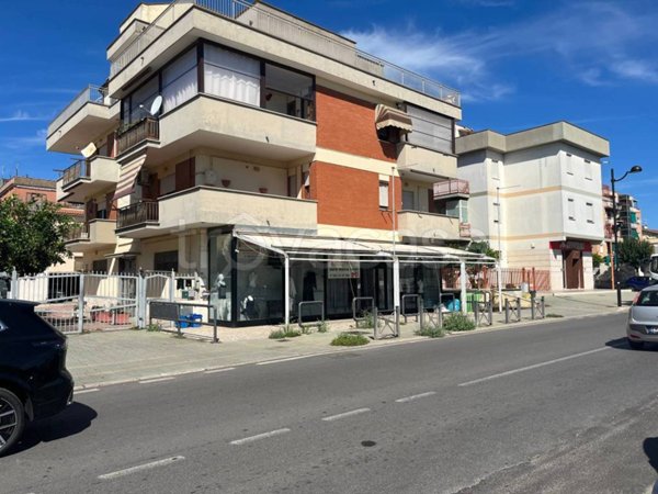 negozio in affitto ad Aprilia