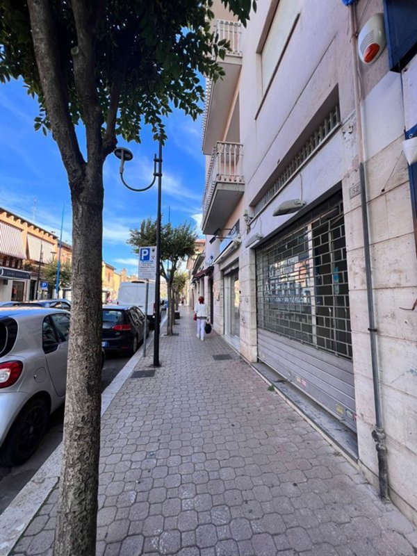 negozio in affitto ad Aprilia